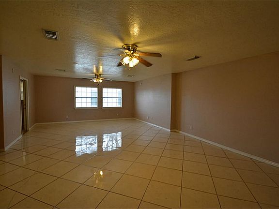 BIG OPEN SPACIOUS LIVING ROOM.