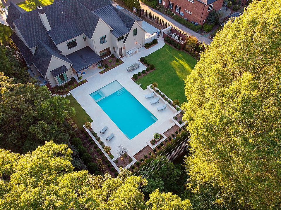 2nd image of 3913 Beresford Rd