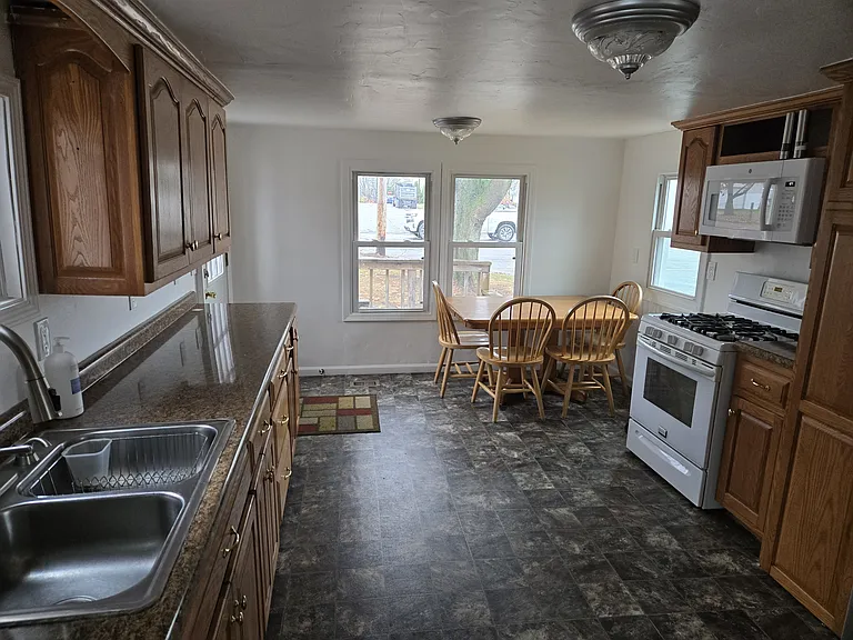 112 N Maple St — Photo 2