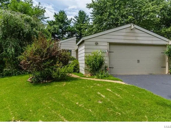 1333 Green Pasture Dr, Florissant, MO 63031