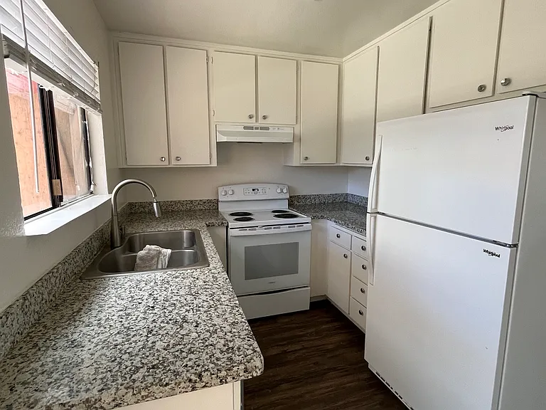 2560 Kenton Ct #1 — Photo 8