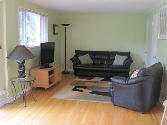 3rd image of 304 Crestwood Vlg