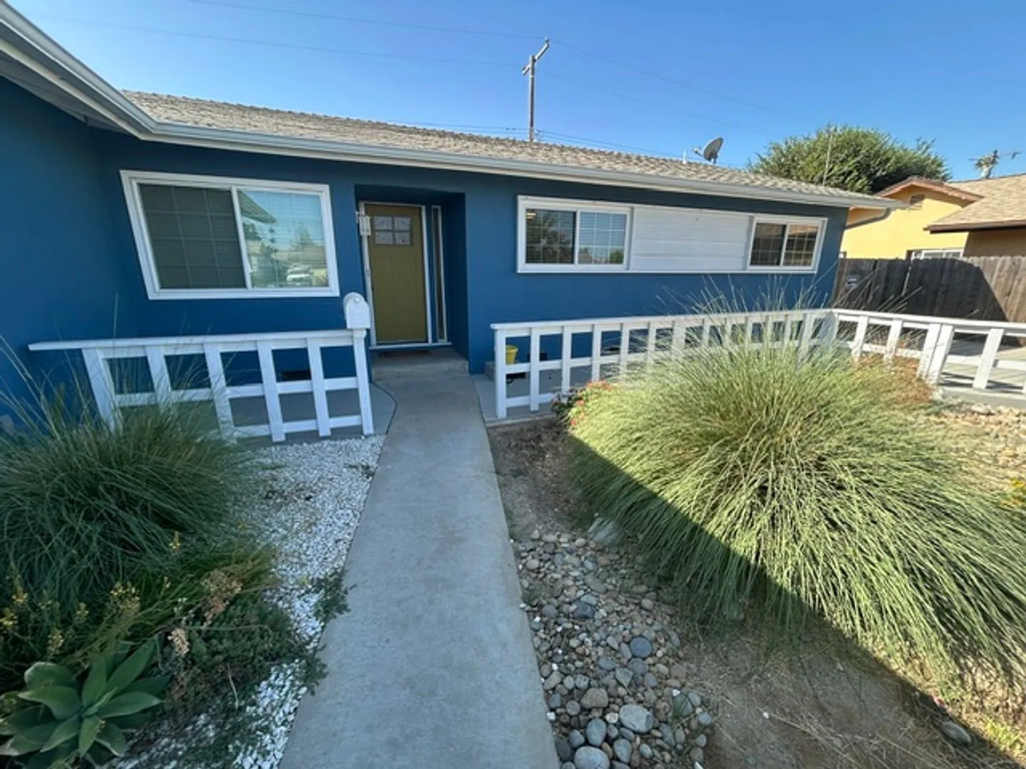 Newly Remodeled 3 Bedroom 2 Bathroom Home Close to Shopping and Restaurants — Photo 2