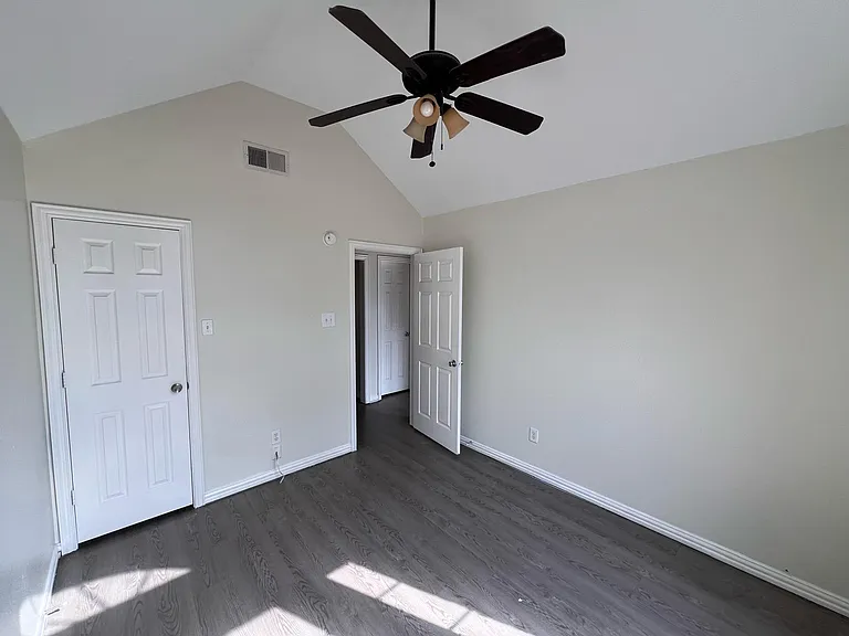 1116 Oak Grove Ln — Photo 9