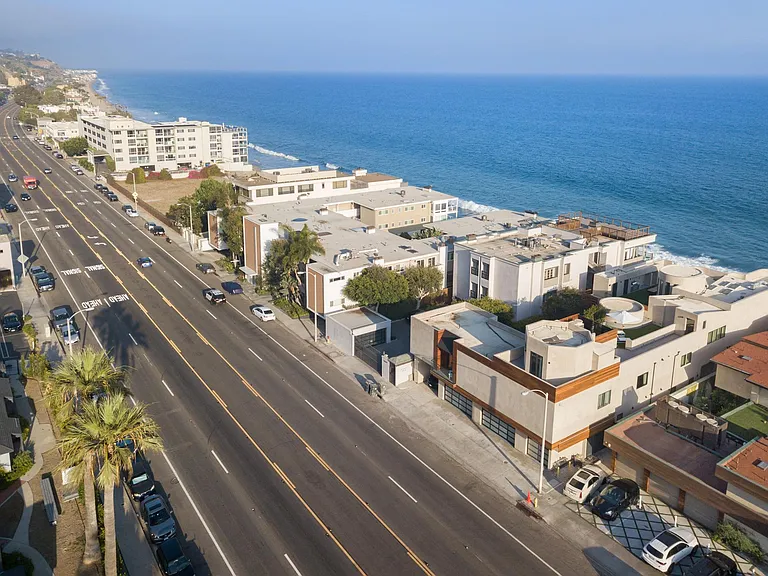 Breathe California and immerse yourself in Malibu's majestic beauty!