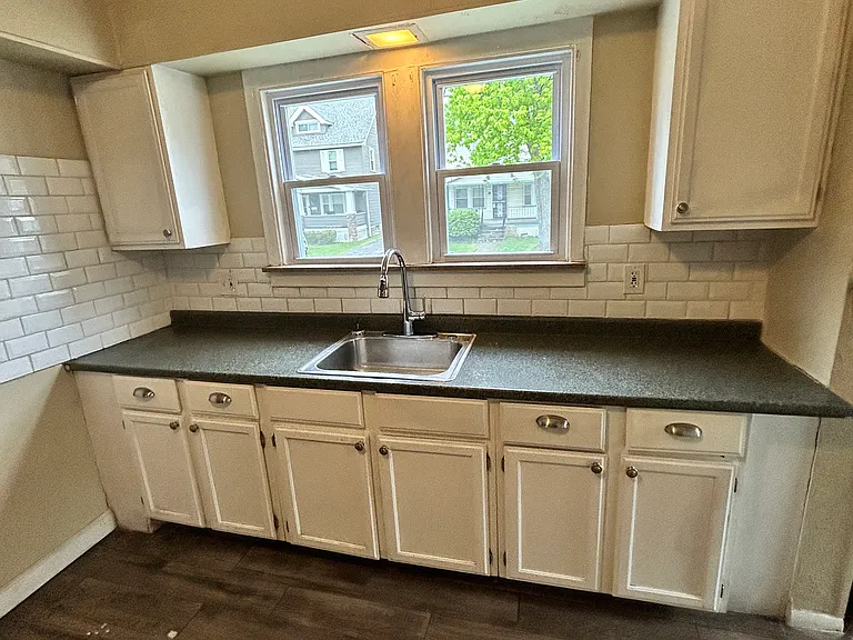 3430 Winsford Rd — Photo 2
