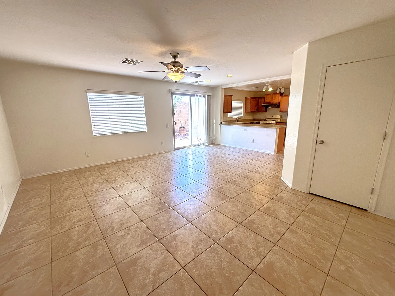 4 bed, 2.5 bath, 1845 sqft, $1,880 — Photo 3