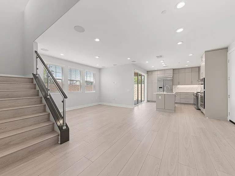 585 Patten Ave — Photo 1