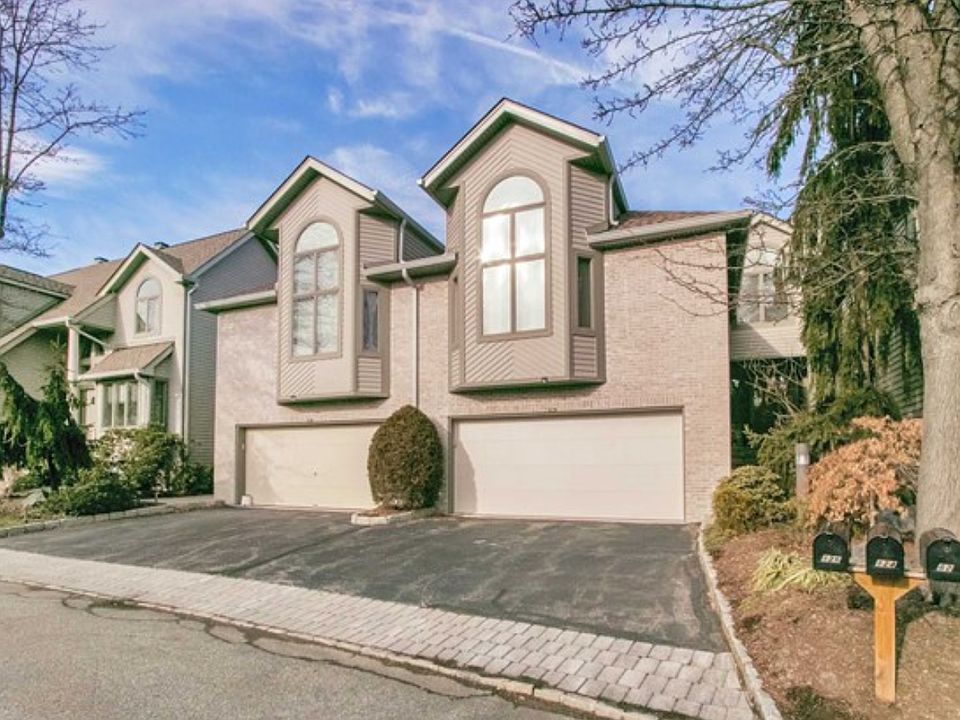 Welcome to the highly sought-after Northwoods complex of Norwood , New Jersey