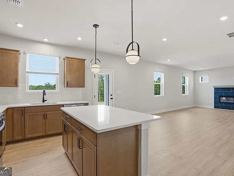 142 Henley St — Photo 11