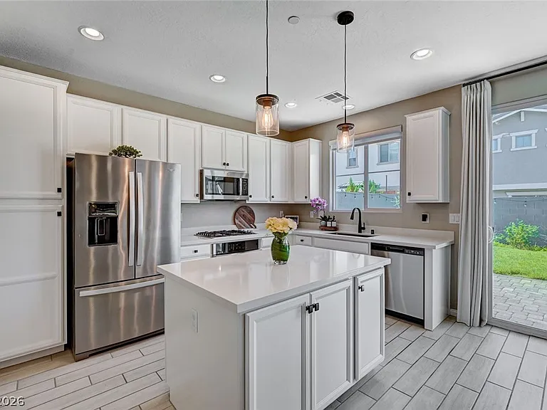 372 Silva Pl — Photo 7