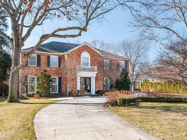 551 Renaud Rd, Grosse Pointe Woods, MI 48236