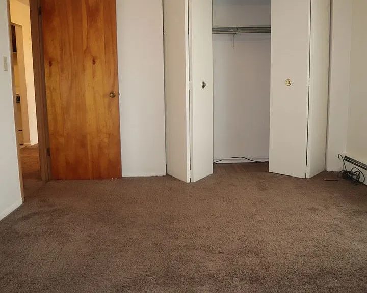 Aljer Manor Apartments — Photo 8