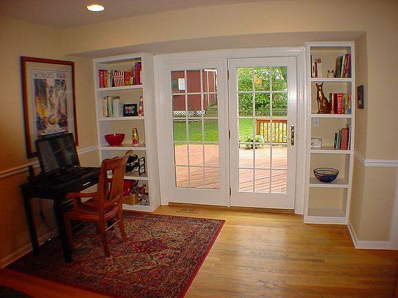 3rd image of 1109 Roslyn Ln