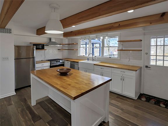 2nd image of 172 Crescent Hills Rd