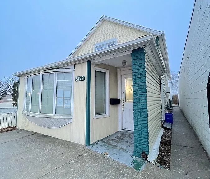 5429 Wyandotte St E #UPPER — Photo 16