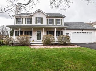 30 Hedgerow Ln, Amherst, MA 01002