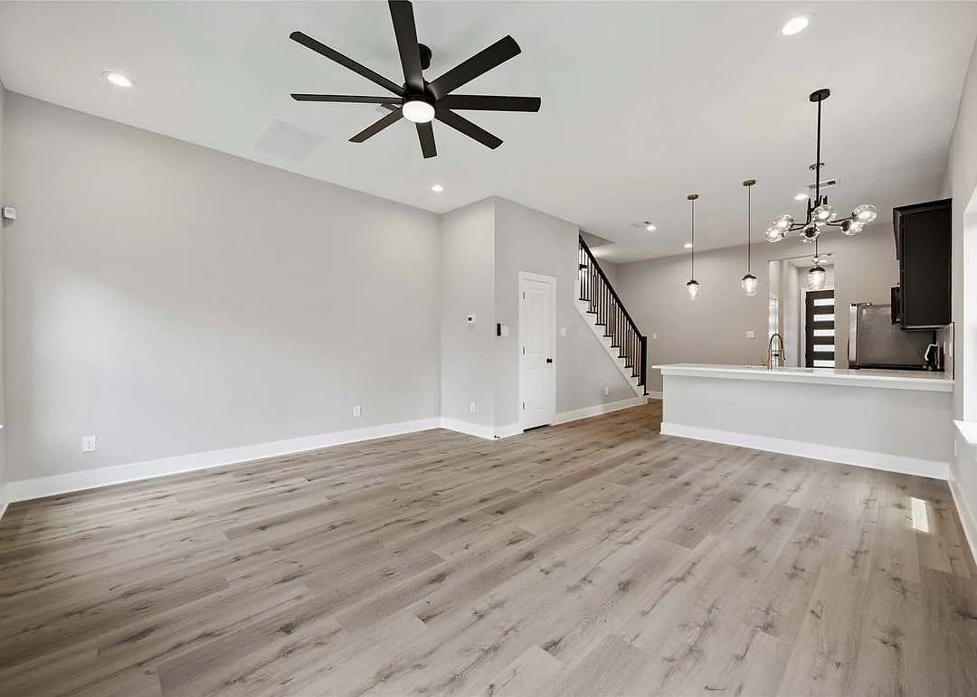 217 Pheasant St — Photo 2