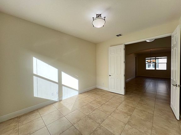 5th image of 11948 SW Crestwood Cir