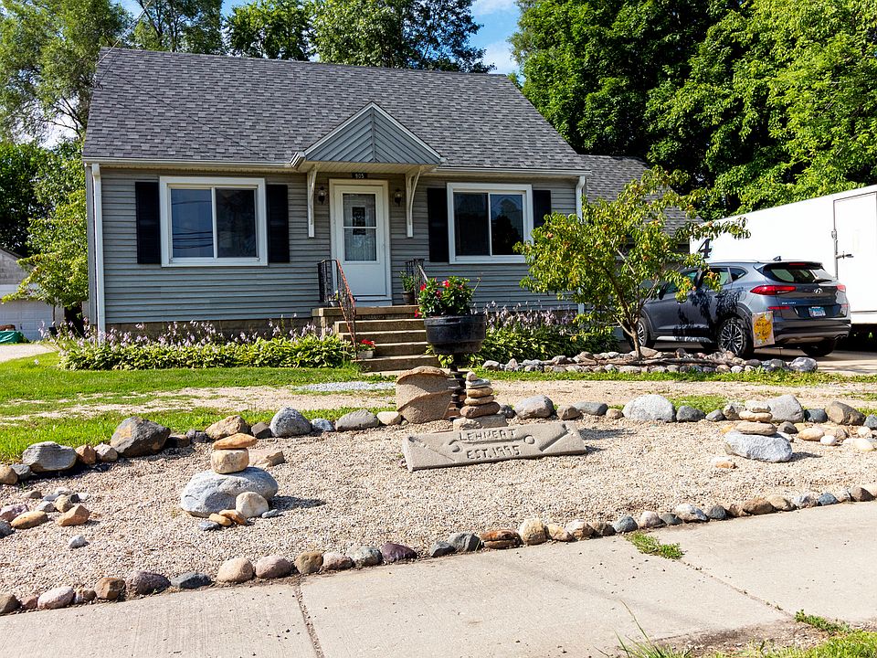 1st image of 905 E Division St