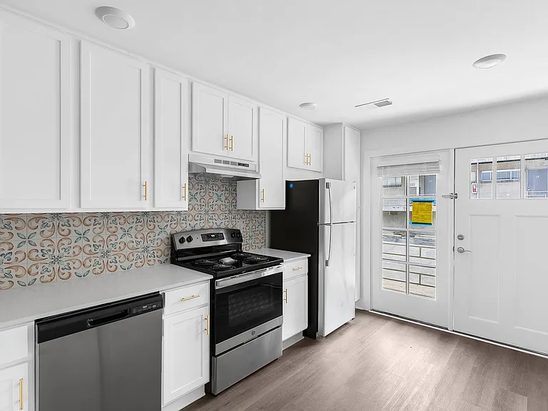 Clairview Apartments — Photo 16