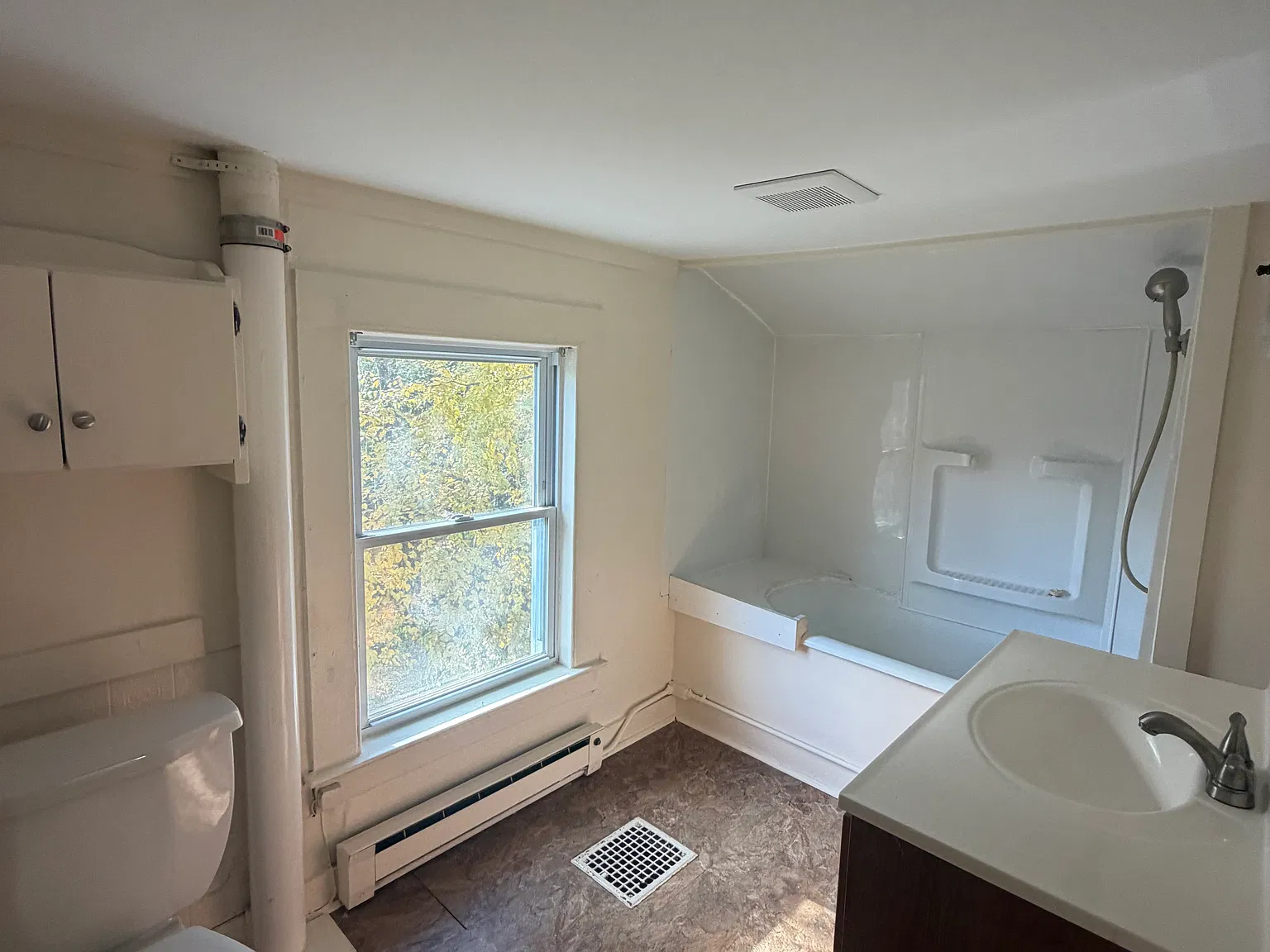 3 bed, 860 sqft, $1,700 — Photo 4