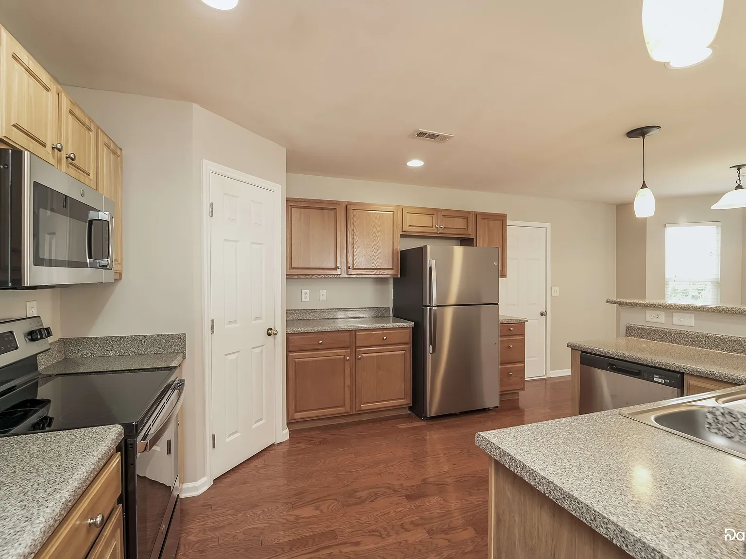 4 bed, 2.5 bath, 2566 sqft, $2,410 — Photo 4