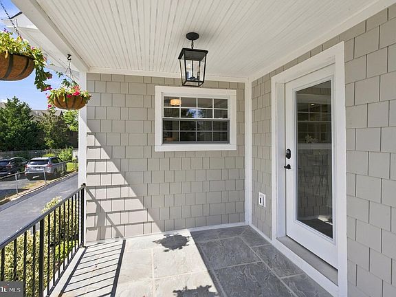 5th image of 218 Linwood Ave