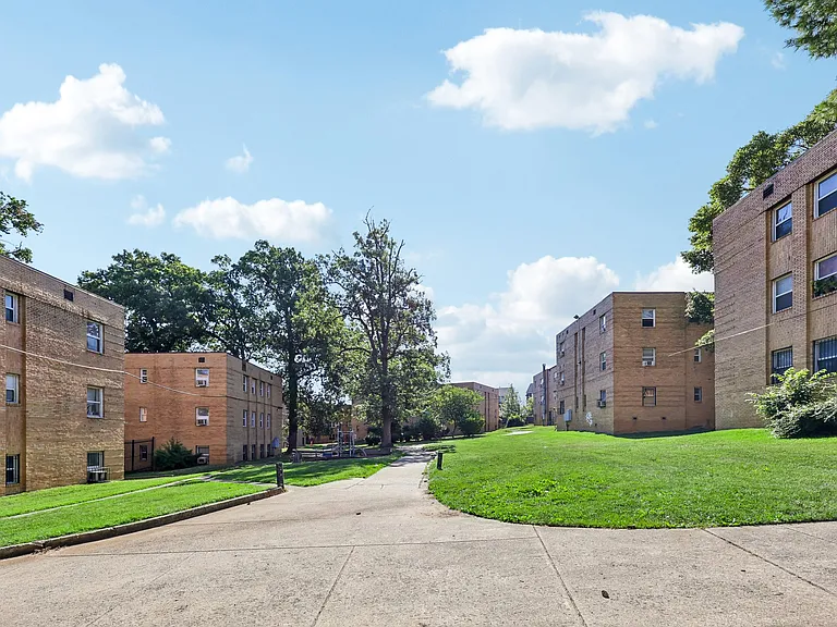 Meadow Green Courts — Photo 25