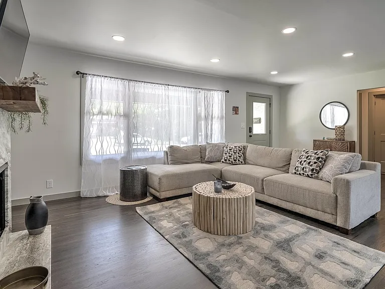 2742 S Gary Dr — Photo 3