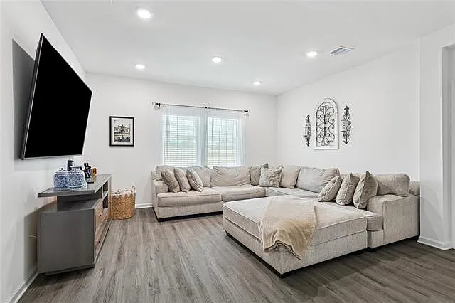4 bed, 2.0 bath, 1819 sqft, $2,200 — Photo 2