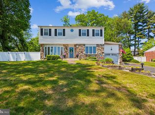 9094 Pine Rd, Philadelphia, PA 19115