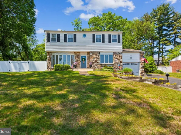 9094 Pine Rd, Philadelphia, PA 19115
