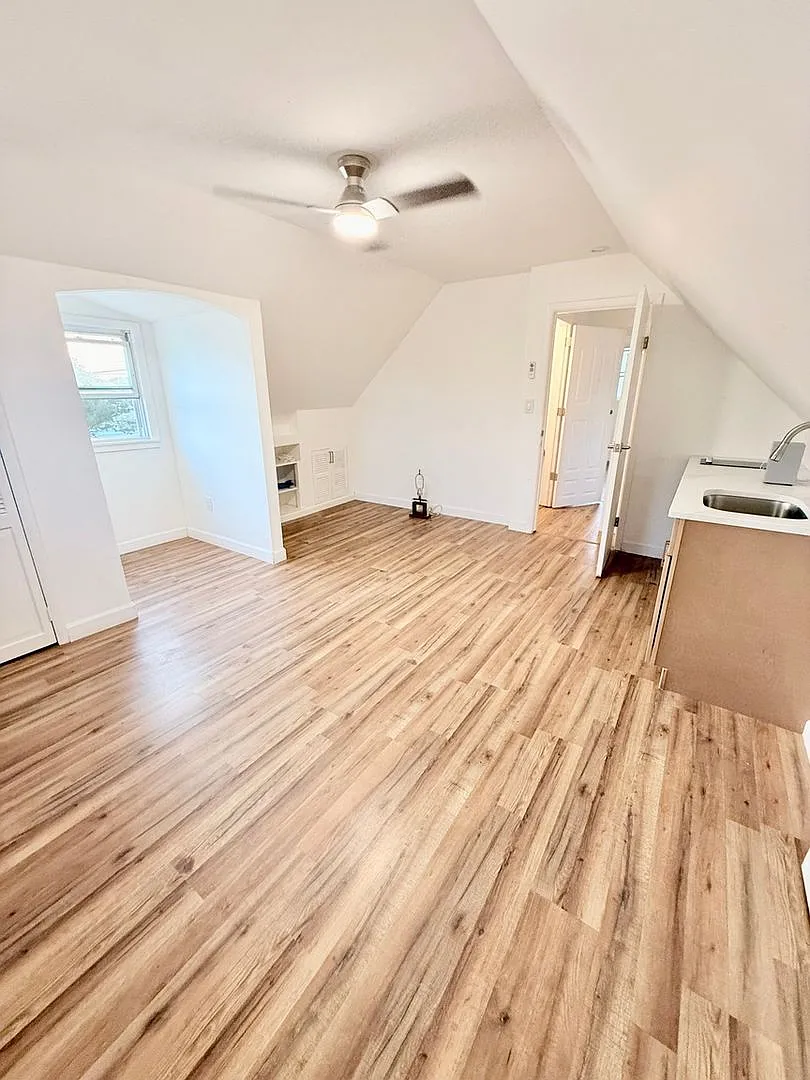 Spacious 1 BR in Farmingdale — Photo 1