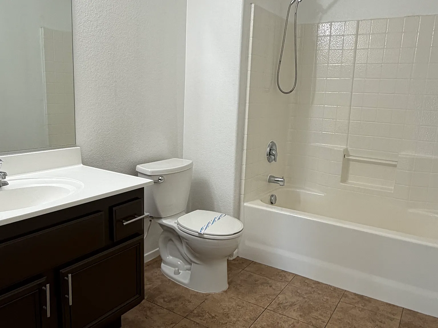 3 bed, 2.5 bath, 1803 sqft, $2,100 — Photo 4