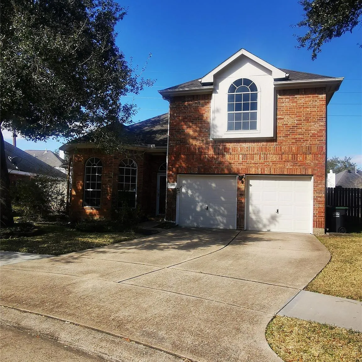 3 bed, 2.5 bath, 2301 sqft, $2,400 — Photo 1