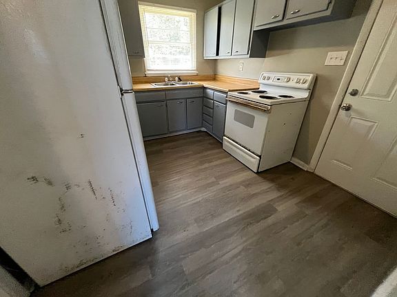 3rd image of 727 Stillwater Dr