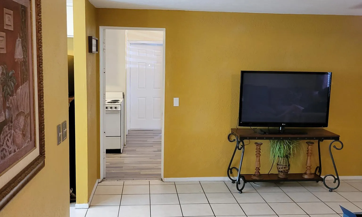 2518 Lorraine St — Photo 3