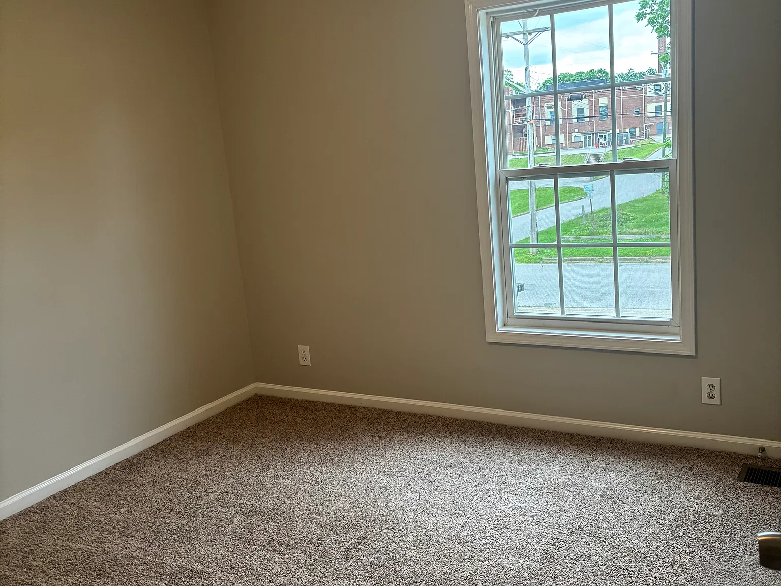 2 bed, 1.5 bath, 1000 sqft, $1,250 — Photo 3