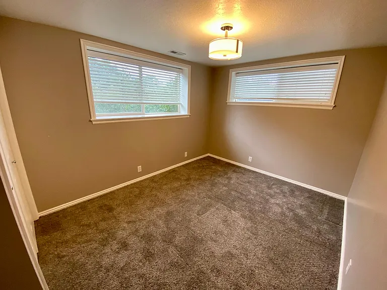 2916 E Oakridge Dr — Photo 8