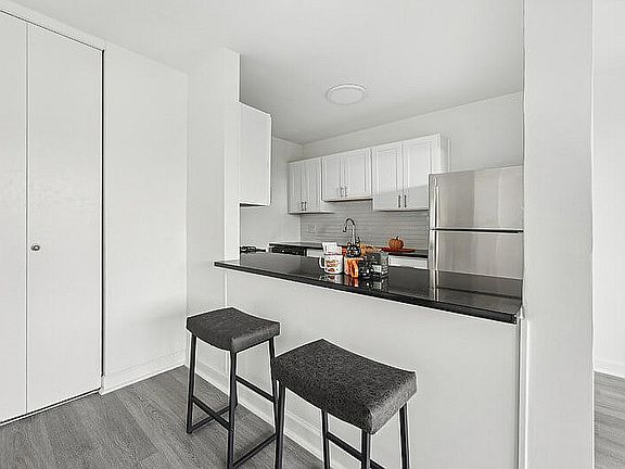 Breakfast Bar and Kitchen Ashlawn at Southern Towers