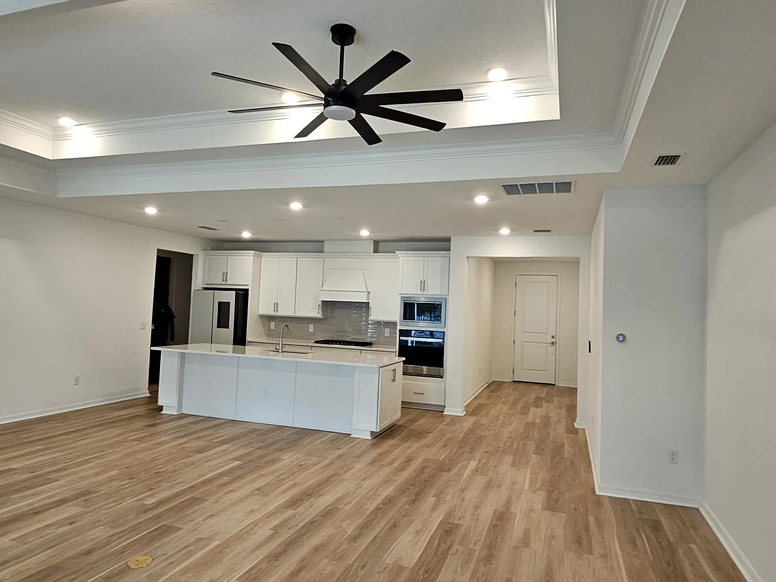 4 bed, 3.0 bath, 2213 sqft, $2,400 — Photo 2