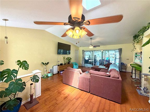 5th image of 318 Daisy Ln