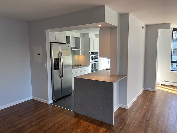 4th image of 289 Drake St #701