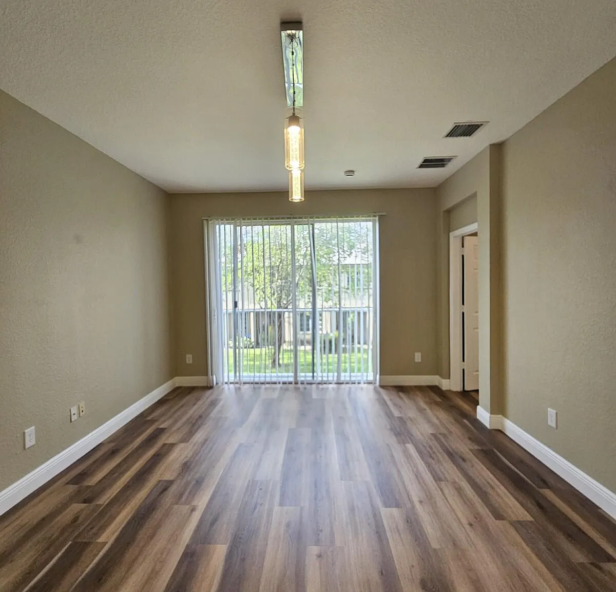 3 bed, 2.0 bath, 1049 sqft, $1,950 — Photo 2