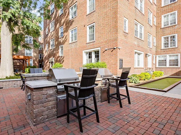Buckingham & Balmoral Apartments — Photo 8