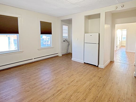 3rd image of 846 Stanley St APT 4