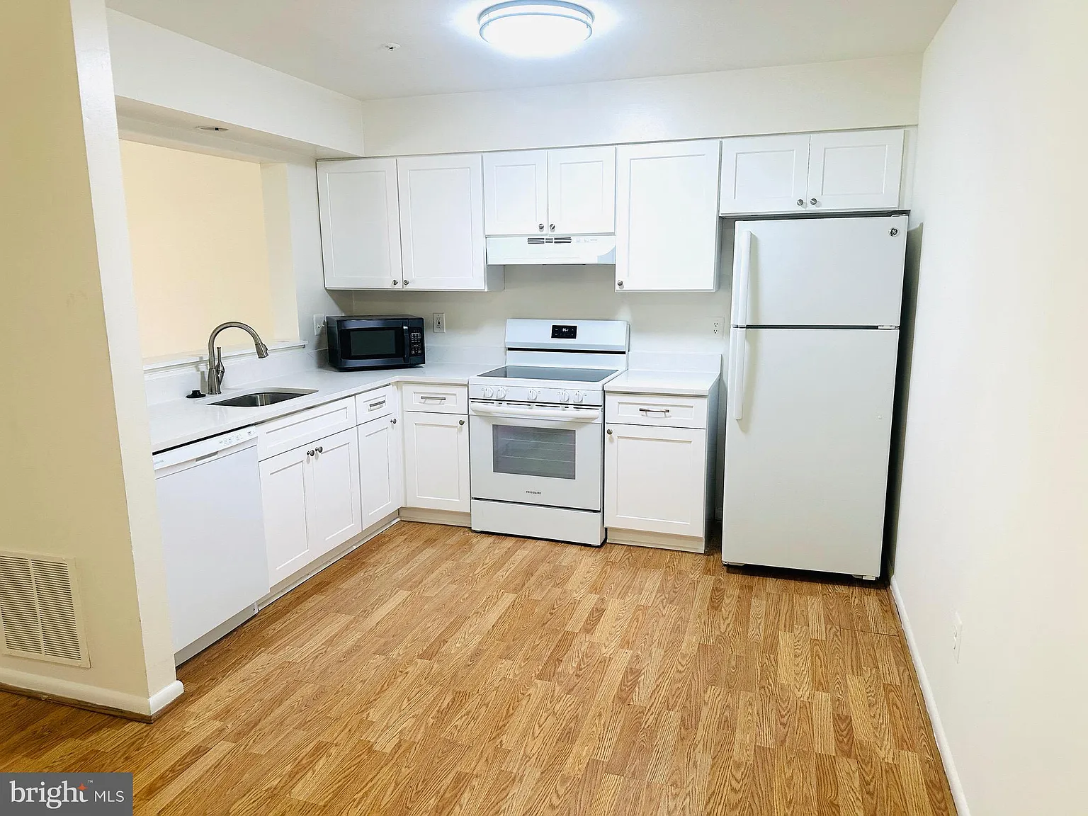3 bed, 2.5 bath, 1377 sqft, $2,250 — Photo 2