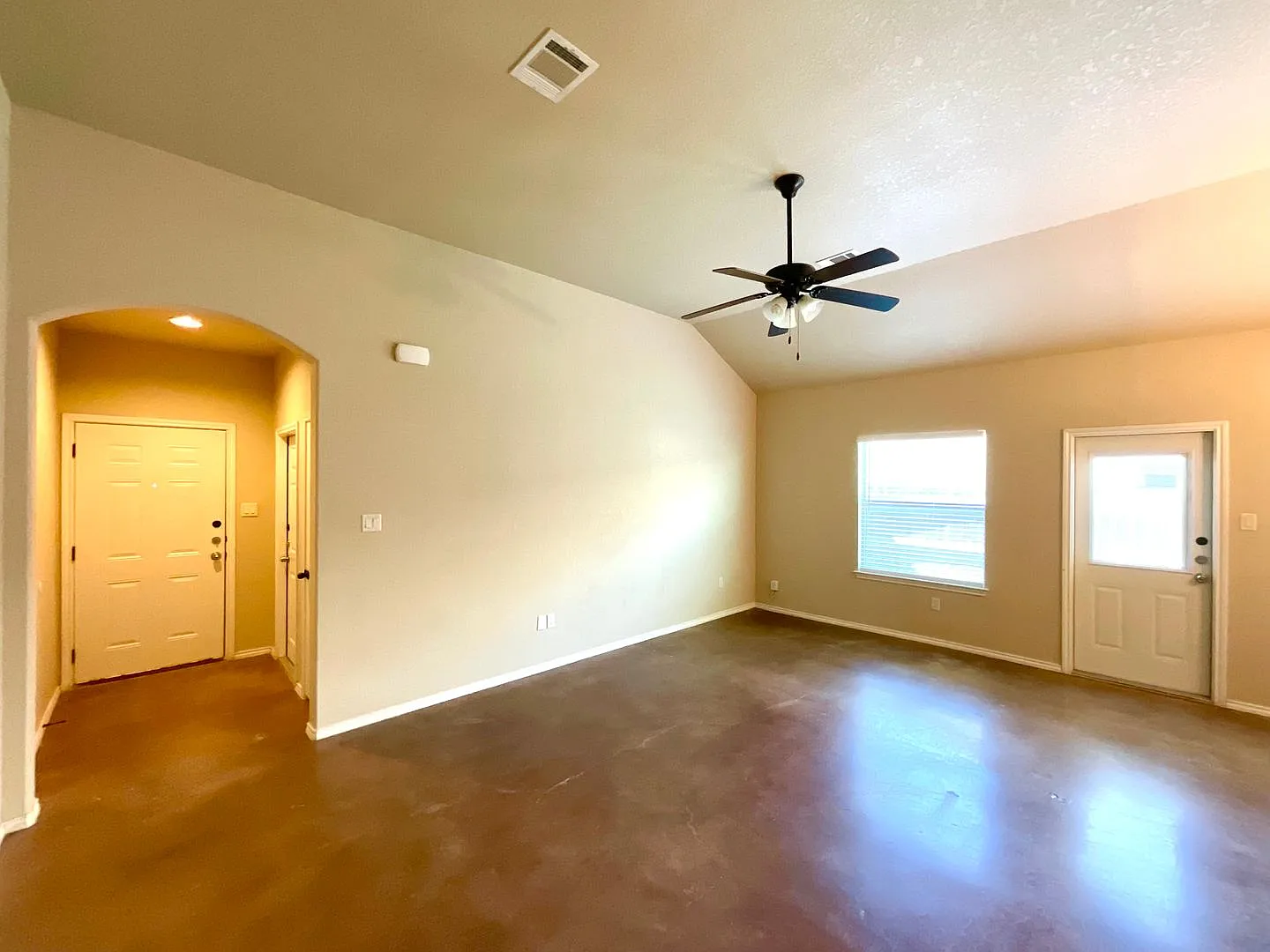 *Move In Special* High Ceilings, Fenced Yard & 2-Car Garage New Braunfels Living! — Photo 4