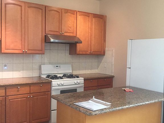 4th image of 235 Poplar St